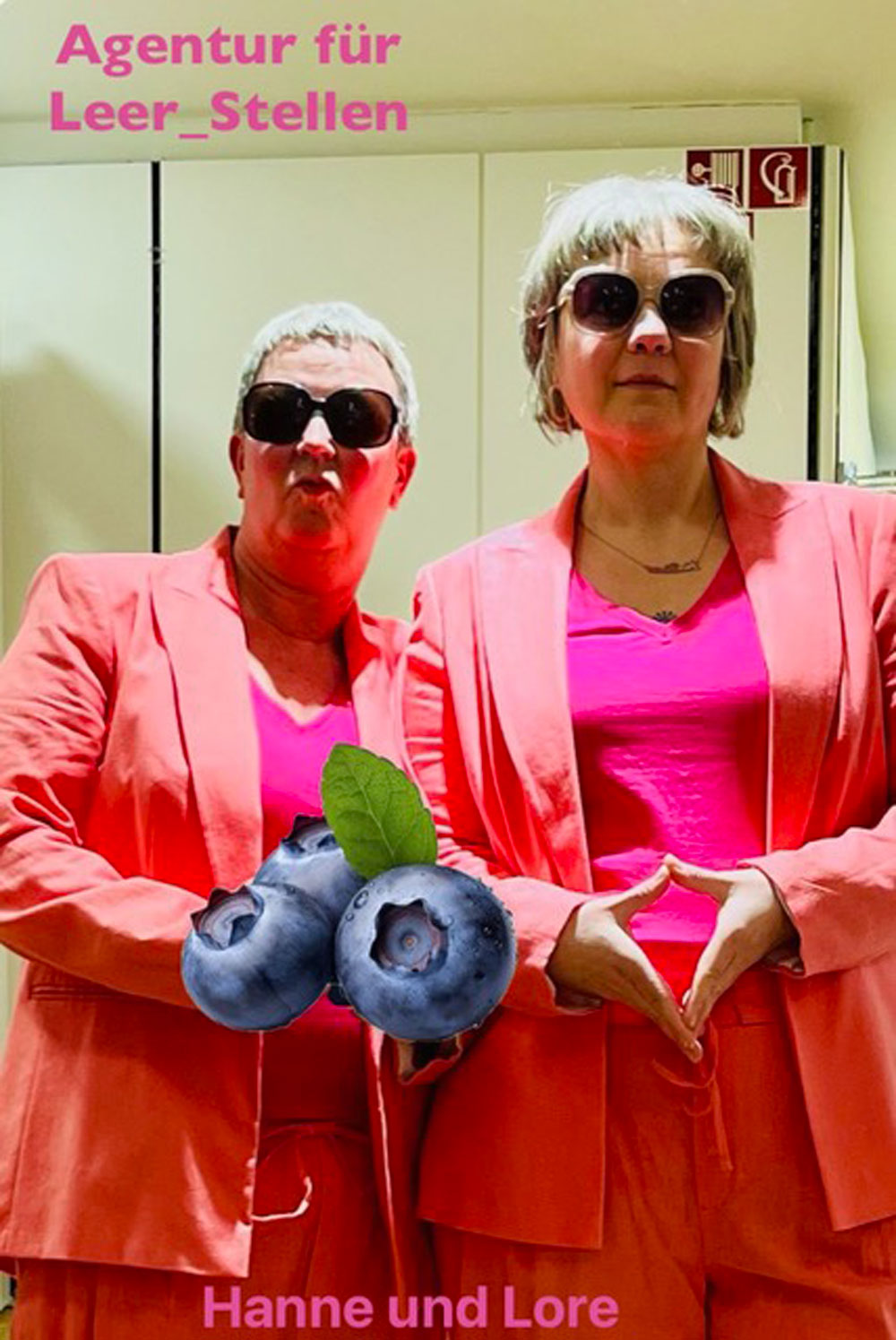 Agentur für Leer_Stellen Profilfoto mit zwei Frauen in pinken Anzügen