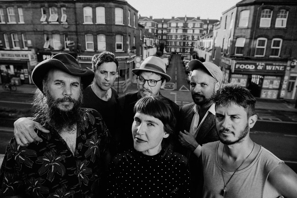 LA FANFARRIA DEL CAPITAN  — Eine argentinische Band, die 2005 gegründet wurde und Rock, Ska, lateinamerikanische Rhythmen und Weltmelodien kombiniert. 