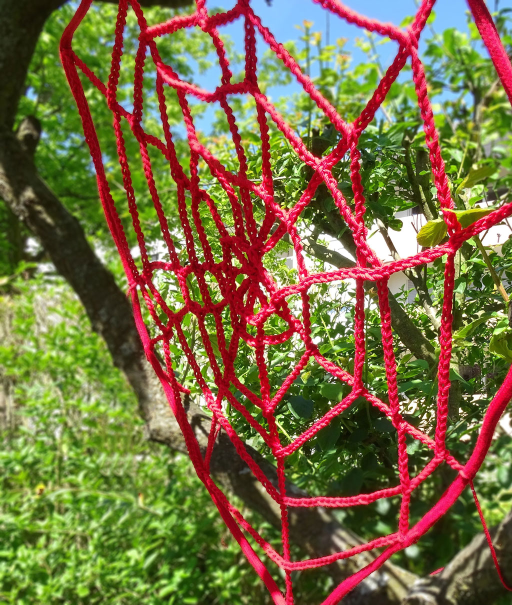 Spinnweben Diese Kunstinstallation nimmt die Zartheit und Schönheit von Spinnweben in der Natur zum Motiv.